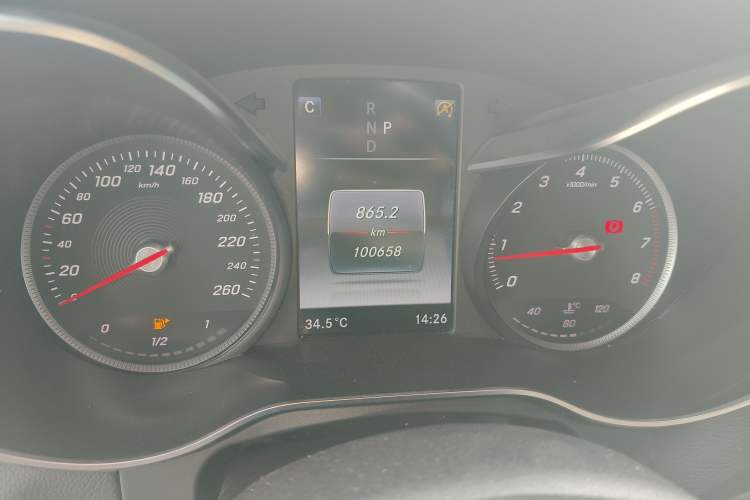 Used Mercedes-Benz GLC 2017 GLC 200 4MATIC Odometer Close Up