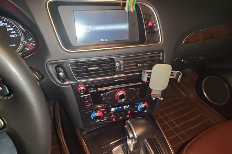 Used Audi Q5 2013 40 TFSI Ambition Audio And AC Panel