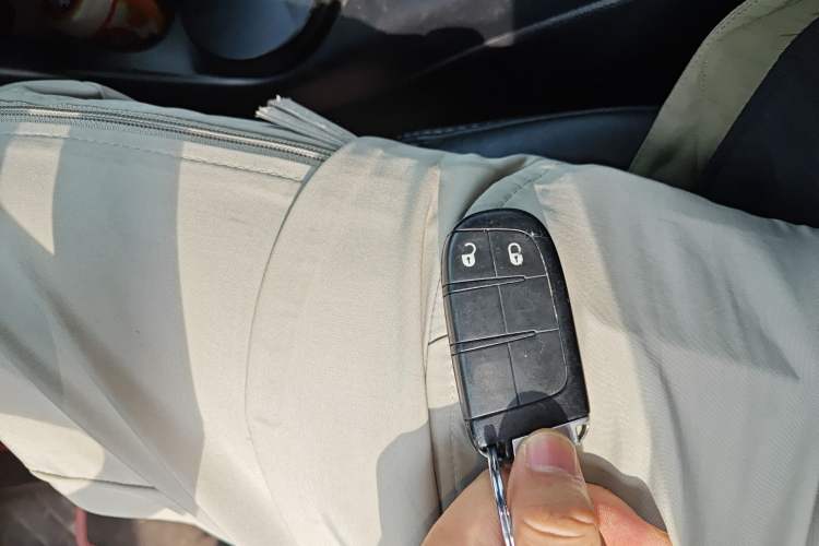 Used Dodge Journey 2013 2.4L Two-Wheel Drive Luxury Version Vehicle Key