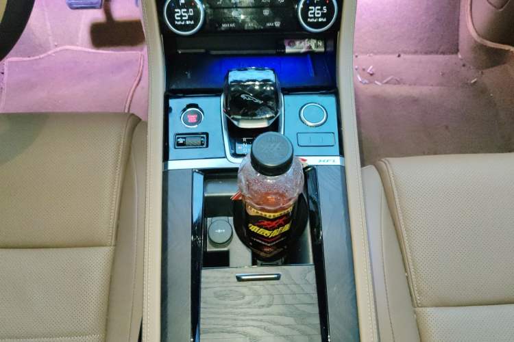 Used Jaguar XFL 2025 Model—2.0T P250, Two-Wheel Drive, Premium Luxury Edition Gear Lever