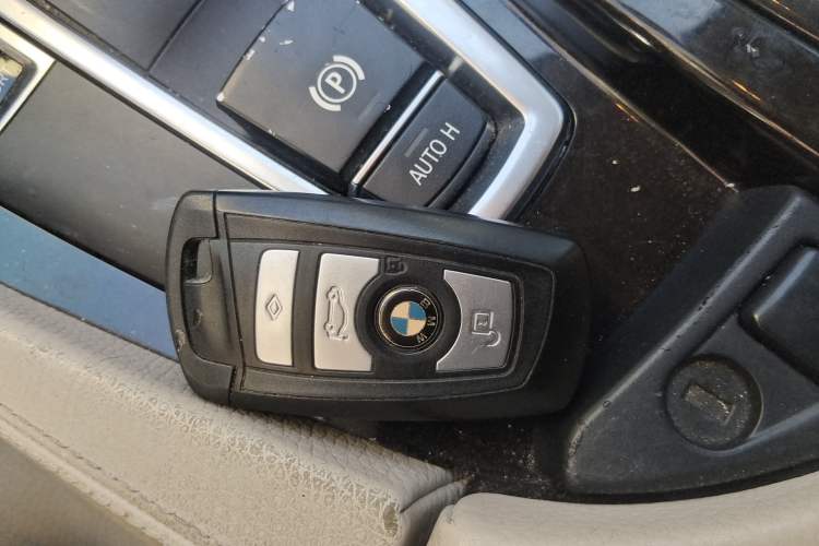 Used BMW 5 Series 2013 525Li Leading Model

