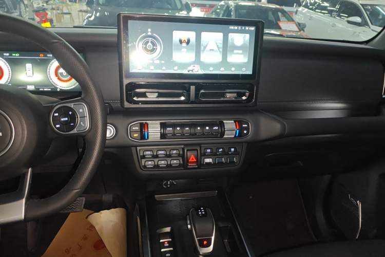 Used 212 T01 2024 2.0T Explorer