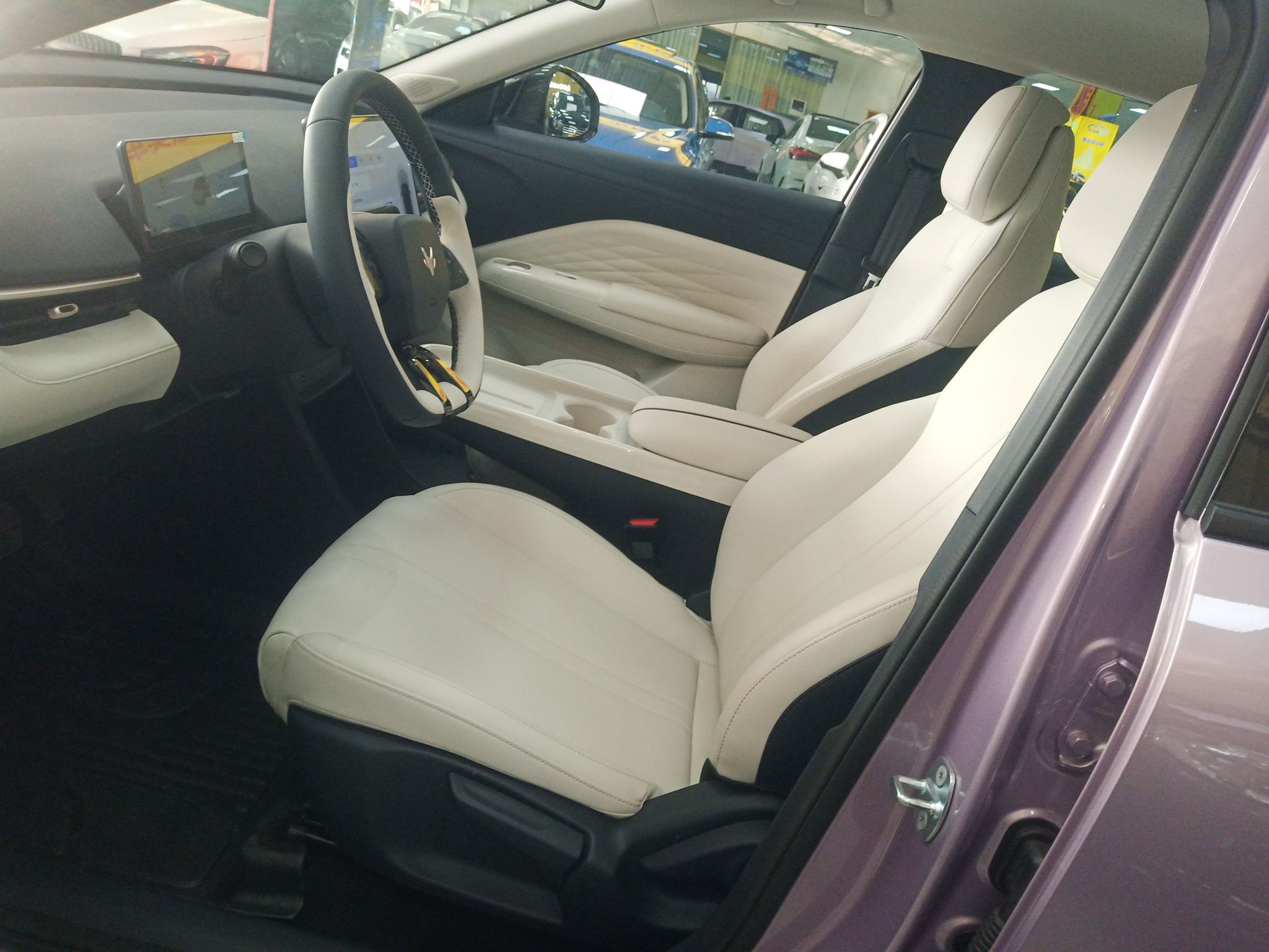 المقاعد الأمامية داخل السيارة