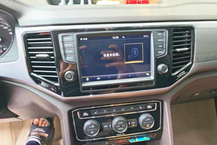 Used Volkswagen Teramont 2017 380TSI Four-Wheel Drive Luxury Edition Audio And AC Panel