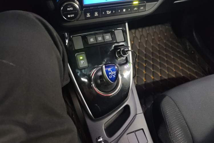 Used Toyota Levin 2016 Dual-Engine 1.8H GS E-CVT Elite Model with Sunroof
