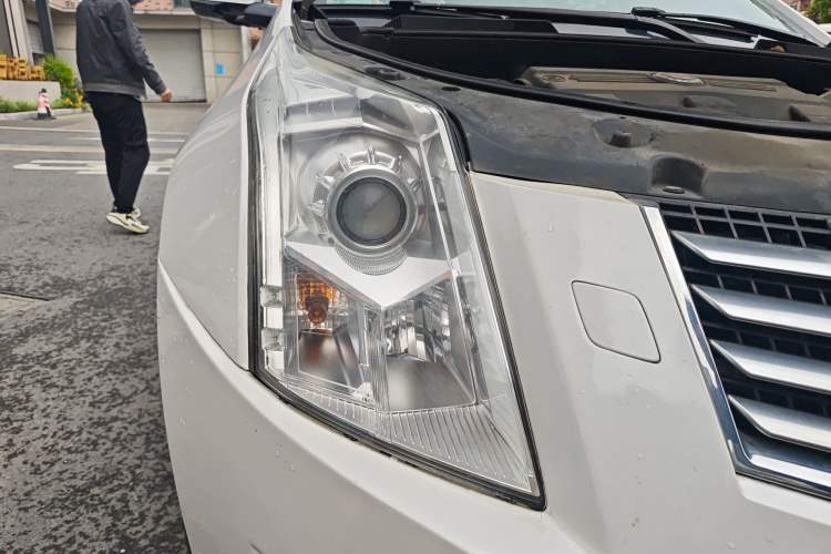 Used Cadillac SRX 2014 3.0L Comfort Model Right Front Headlight