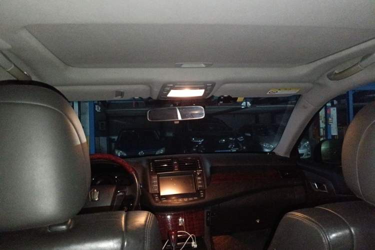 Used Toyota Crown 2011 2.5L Royal Special Edition with Leather and Sunroof
