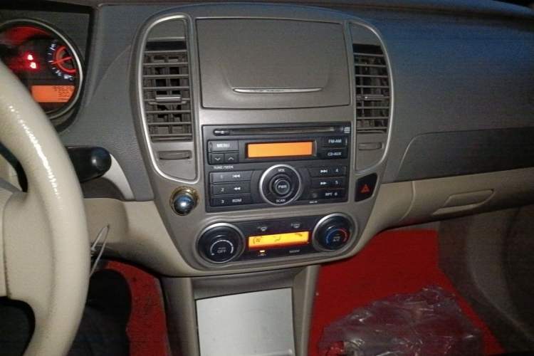 Used Nissan Sylphy 2012 Classic 1.6XE Manual Comfort Edition Audio And AC Panel