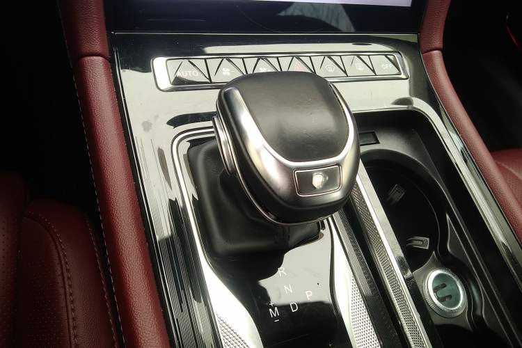 Used Hongqi H5 2024 2.0T Automatic Smart Connect Flagship Edition Gear Lever