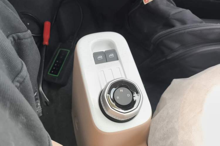 Used Geely Galaxy Panda 2024 Panda Mini 200km Endurance Bear Gear Lever