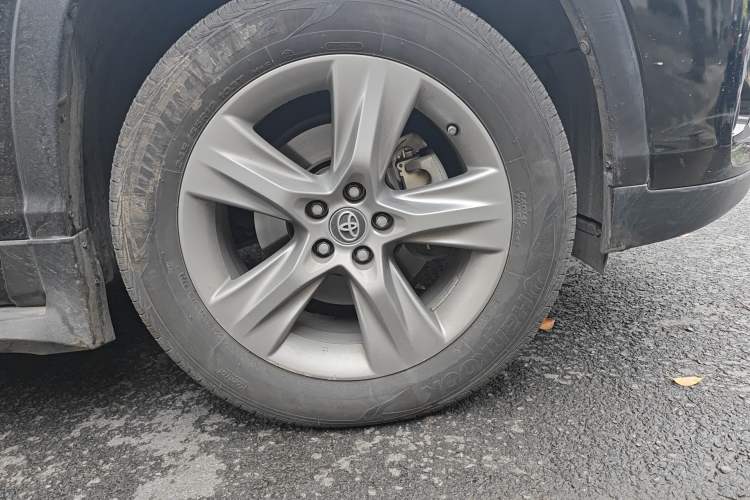 Used Toyota Highlander 2018 2.0T Four-Wheel Drive Prestige Version 7 Seats China VI Standard Right Front Wheel Hub