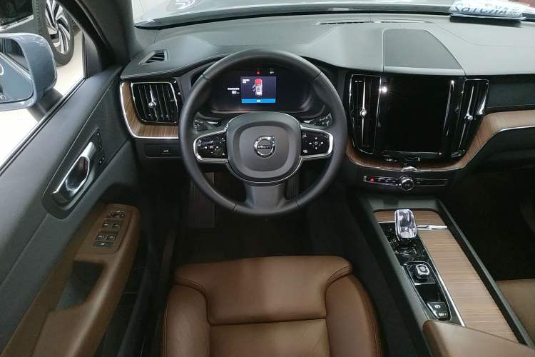 Used Volvo XC60 2023 B5 4x4 Smart Luxury Edition Steering Wheel