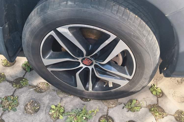 Used BYD Tang New Energy 2015 2.0T Four-Wheel-Drive Flagship Model Right Front Wheel Hub