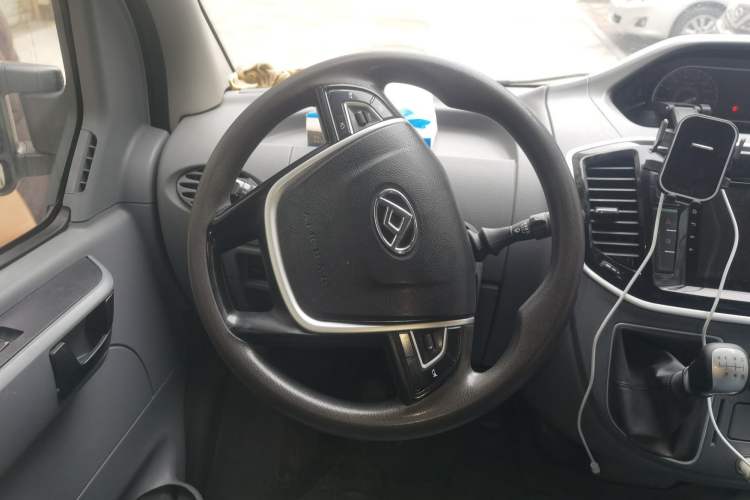 Used SAIC MAXUS Xintu V80 2021 2.0T Manual Classic Aoyuntong Short Wheelbase Mid-Roof 5/6-Seater
