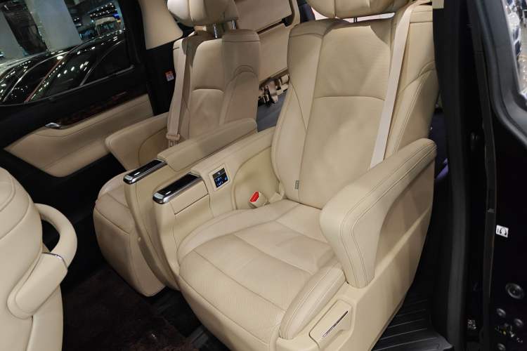 Used Toyota Alphard 2021 Dual-Engine 2.5L Luxury Edition
