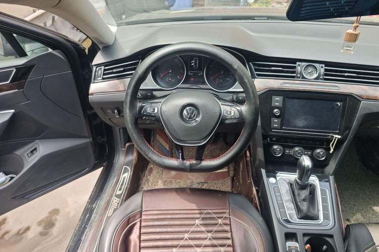 Used Volkswagen Magotan 2019 330TSI DSG Luxury Version China VI Standard Steering Wheel