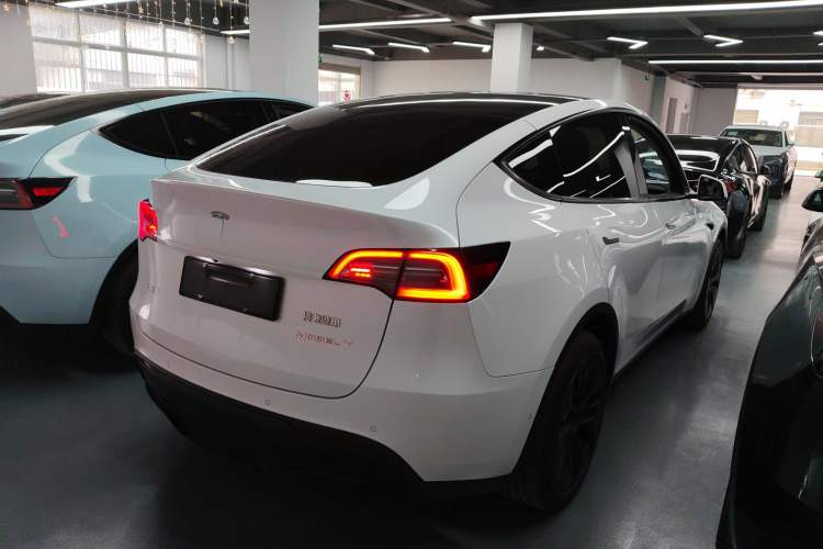 Used Tesla Model Y 2023 Long-Range All-Wheel-Drive Version
