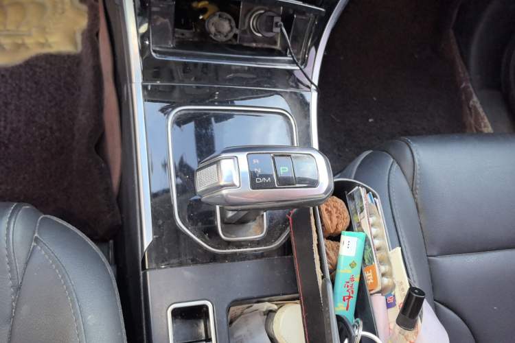 Used Haval H2 2018 Red-Label 1.5T Dual-Clutch Two-Wheel-Drive Luxury Model Gear Lever