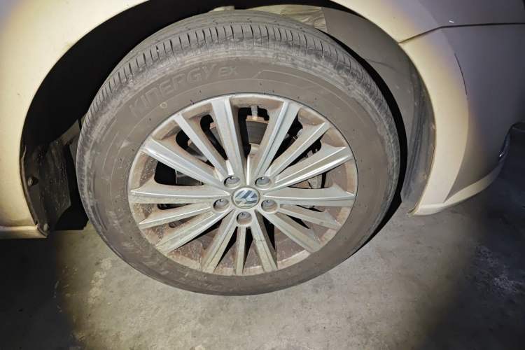 Used Volkswagen Gran Lavida 2013 1.6L Automatic Comfort Model Right Front Wheel Hub