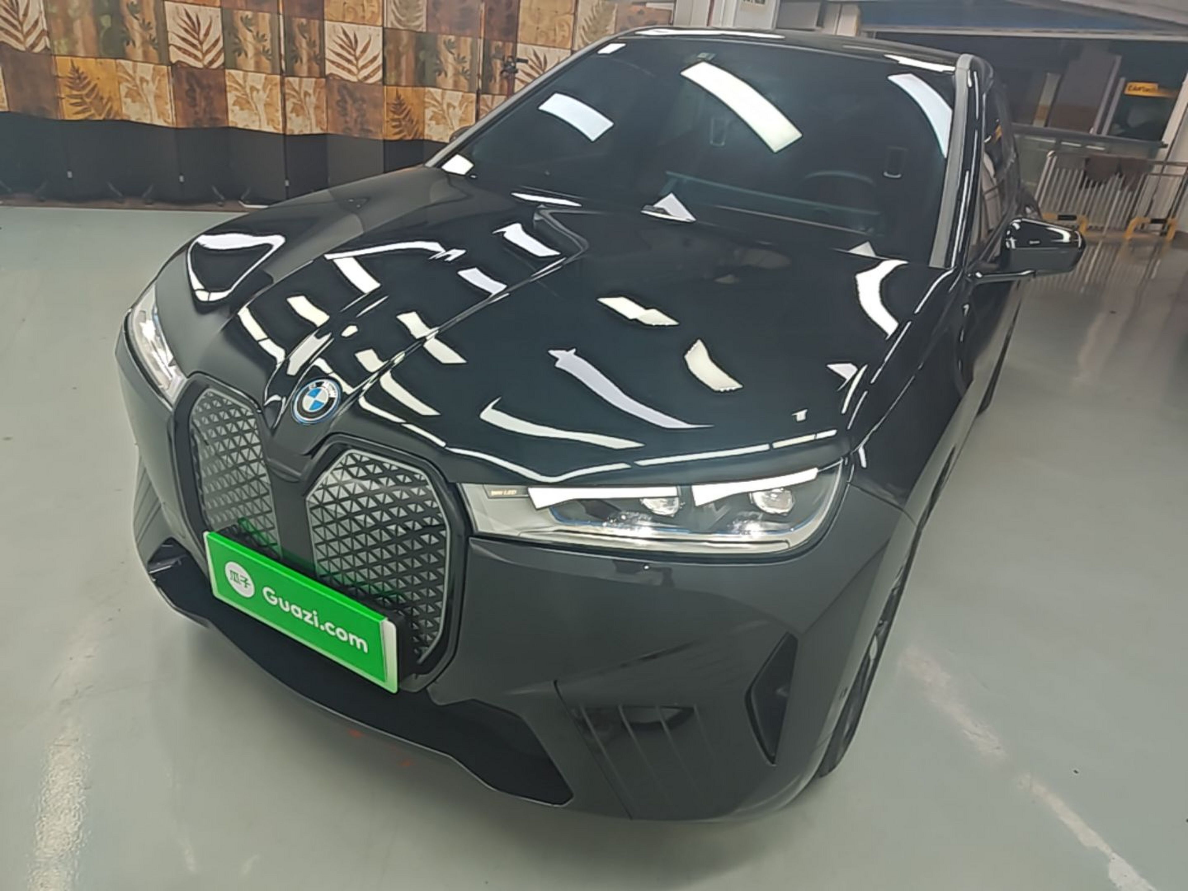 Unter der Vorderseite des Autos