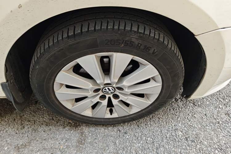 Used Volkswagen Lavida 2013 Revised Version 1.4 TSI DSG Comfort Edition Right Front Wheel Hub