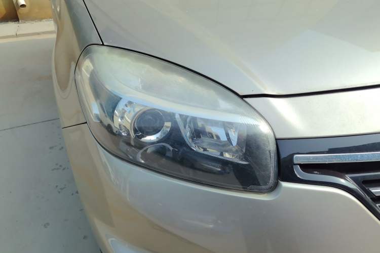 Used Renault Koleos 2015 2.5L 4x4 Comfort Edition Right Front Headlight