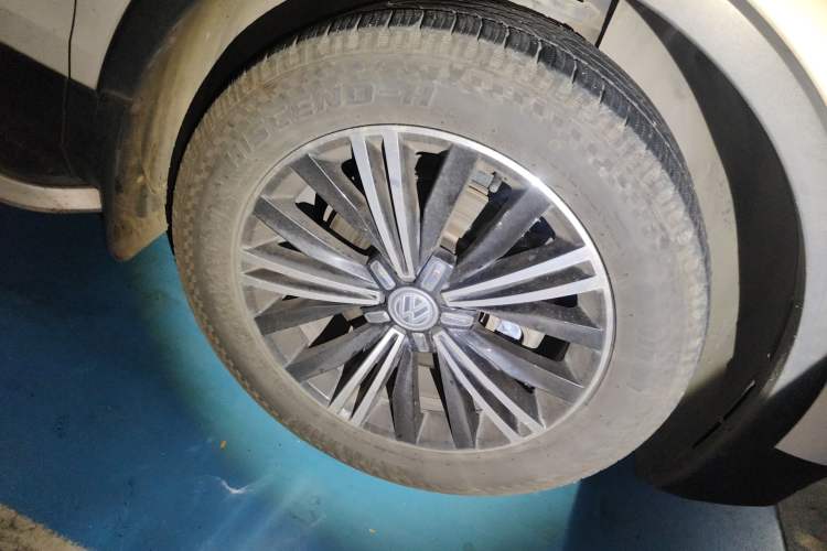 Used Volkswagen Tiguan L 2019 Updated Version 330TSI Automatic Two-Wheel Drive Panoramic Comfort Edition China VI Standard Right Front Wheel Hub