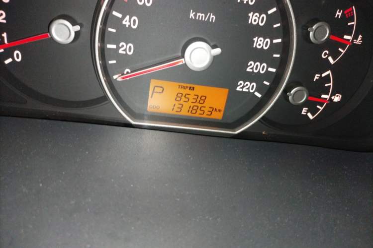 Used Kia Carens 2007 2.0L 7-Seater Comfort Edition Odometer Close Up