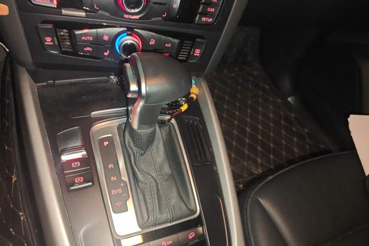 Used Audi Q5 2017 40 TFSI Ambition Edition Gear Lever