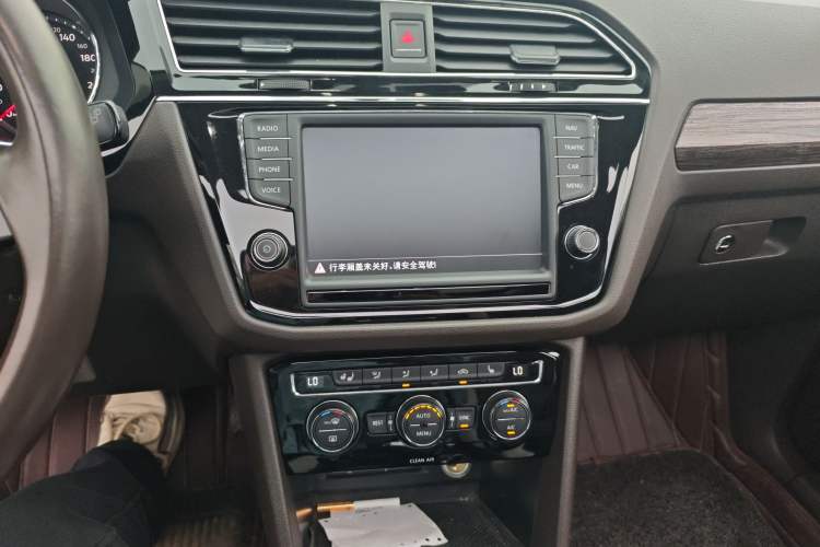 Used Volkswagen Tiguan L 2018 380TSI Automatic All-Wheel Drive Luxury Edition Audio And AC Panel