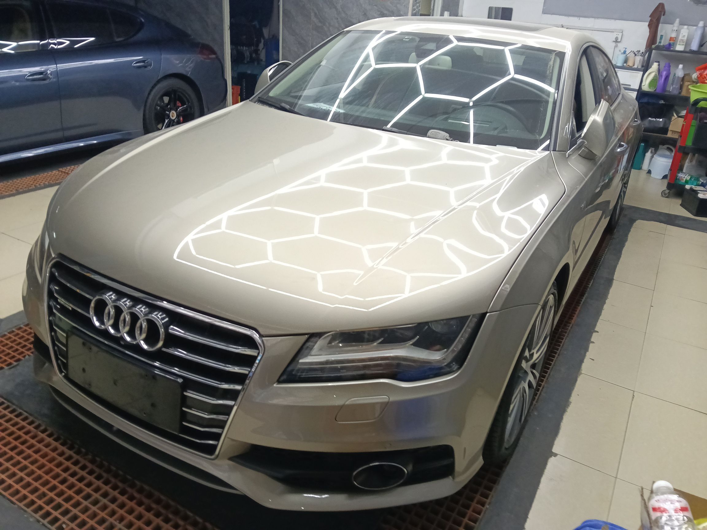 Под передней частью автомобиля