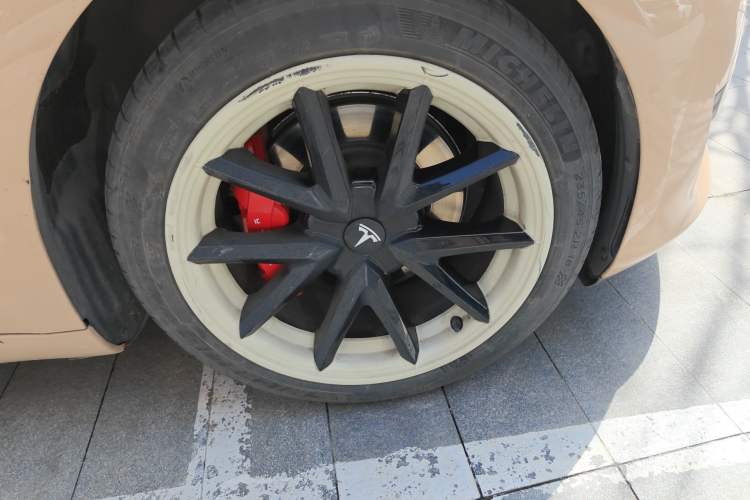 Used Tesla Model 3 2021 Standard Range Rear-Drive Upgraded Version Right Front Wheel Hub