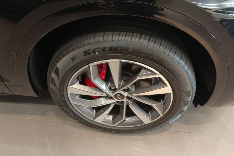 Used Audi Q5L 2023 40T Luxury Dynamic Model Right Front Wheel Hub