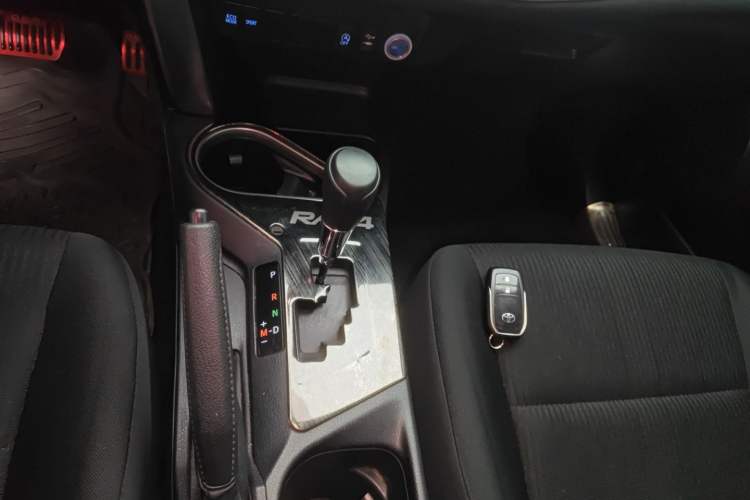 Used Toyota RAV4 2016 2.0L CVT Two-Wheel Drive Fashion Edition China V Standard Gear Lever