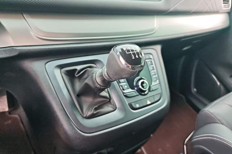 Used SAIC MAXUS G10 2023 2.0T Manual Multi-Function Version Diesel 7/8/9 Seats