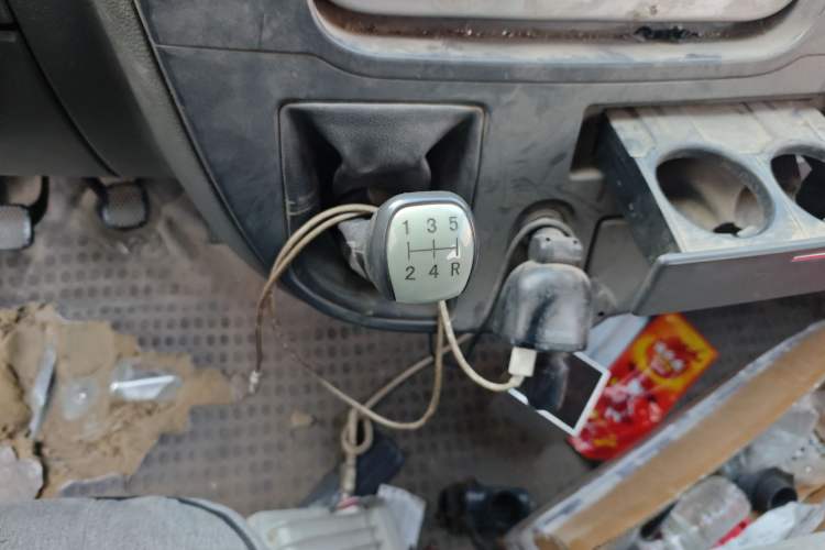 Used SAIC MAXUS Xintu V80 2017 2.5T 5-Speed Manual Aoyuntong National V Short Wheelbase Mid-Roof 5/6/10-Seater
