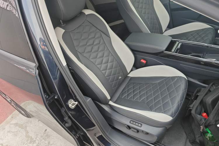 Used Volkswagen ID.6 CROZZ 2021 Long-Range PRO Edition Right Front Seat