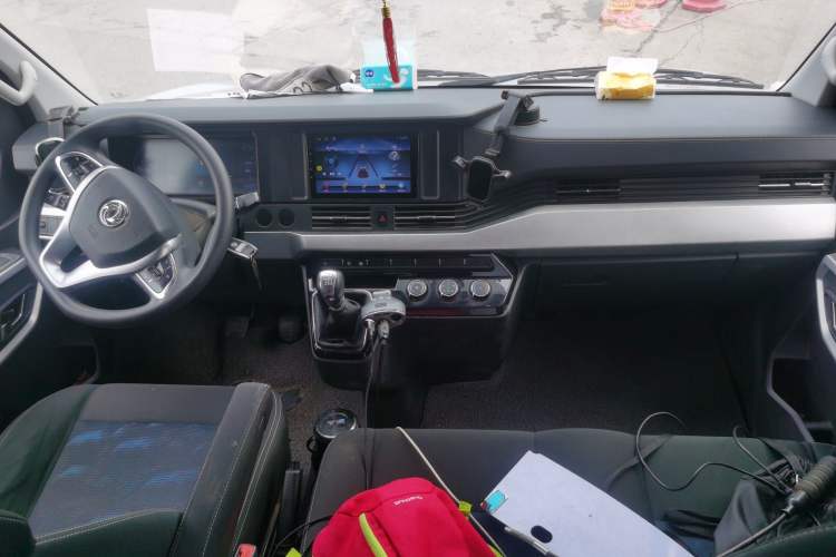 Used Dongfeng Yufeng 2023 V9+ 2.0T Manual Front-Wheel-Drive Multi-Function Mid-Roof Van with 7/8/9 Seats
