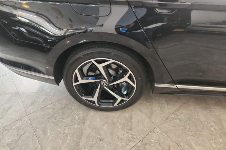 Used Volkswagen Magotan 2023 2 Million Units Limited Edition 330TSI DSG Leading Version Right Rear Wheel Hub