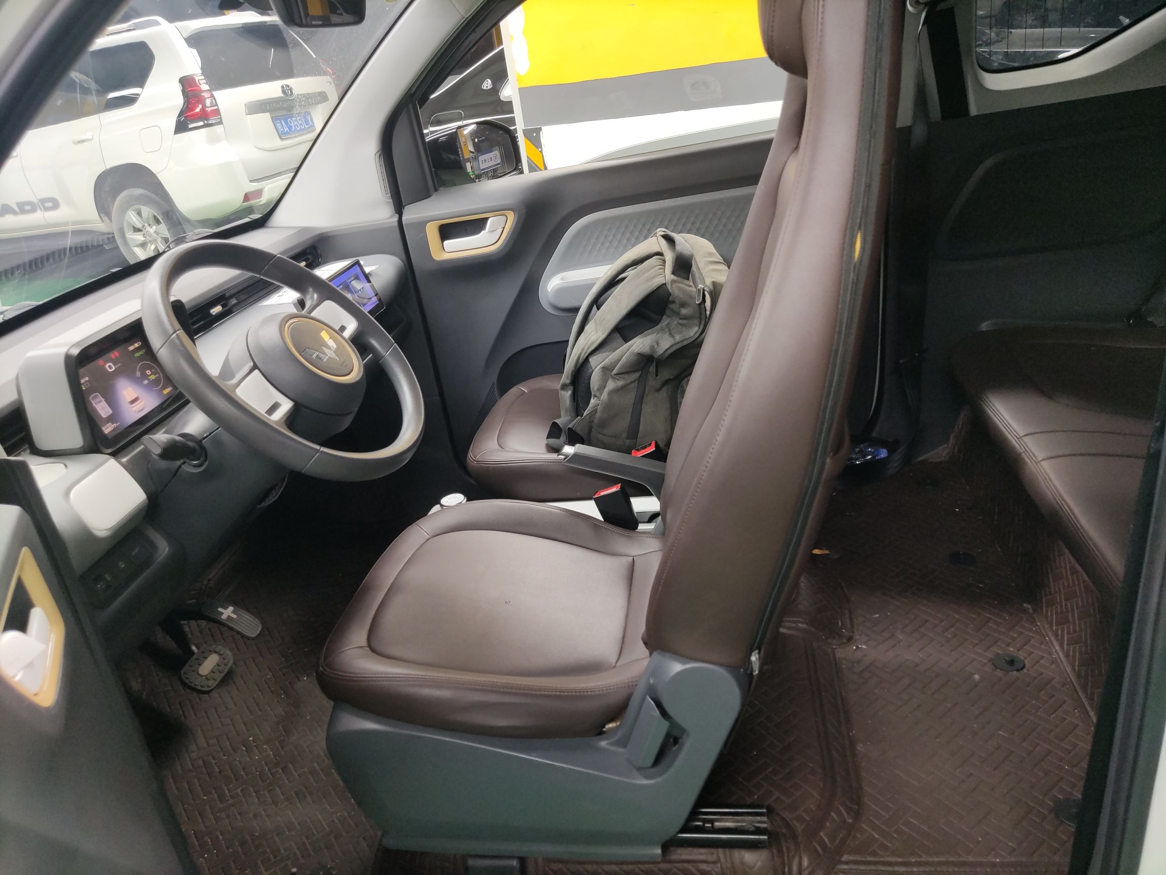 المقاعد الأمامية داخل السيارة