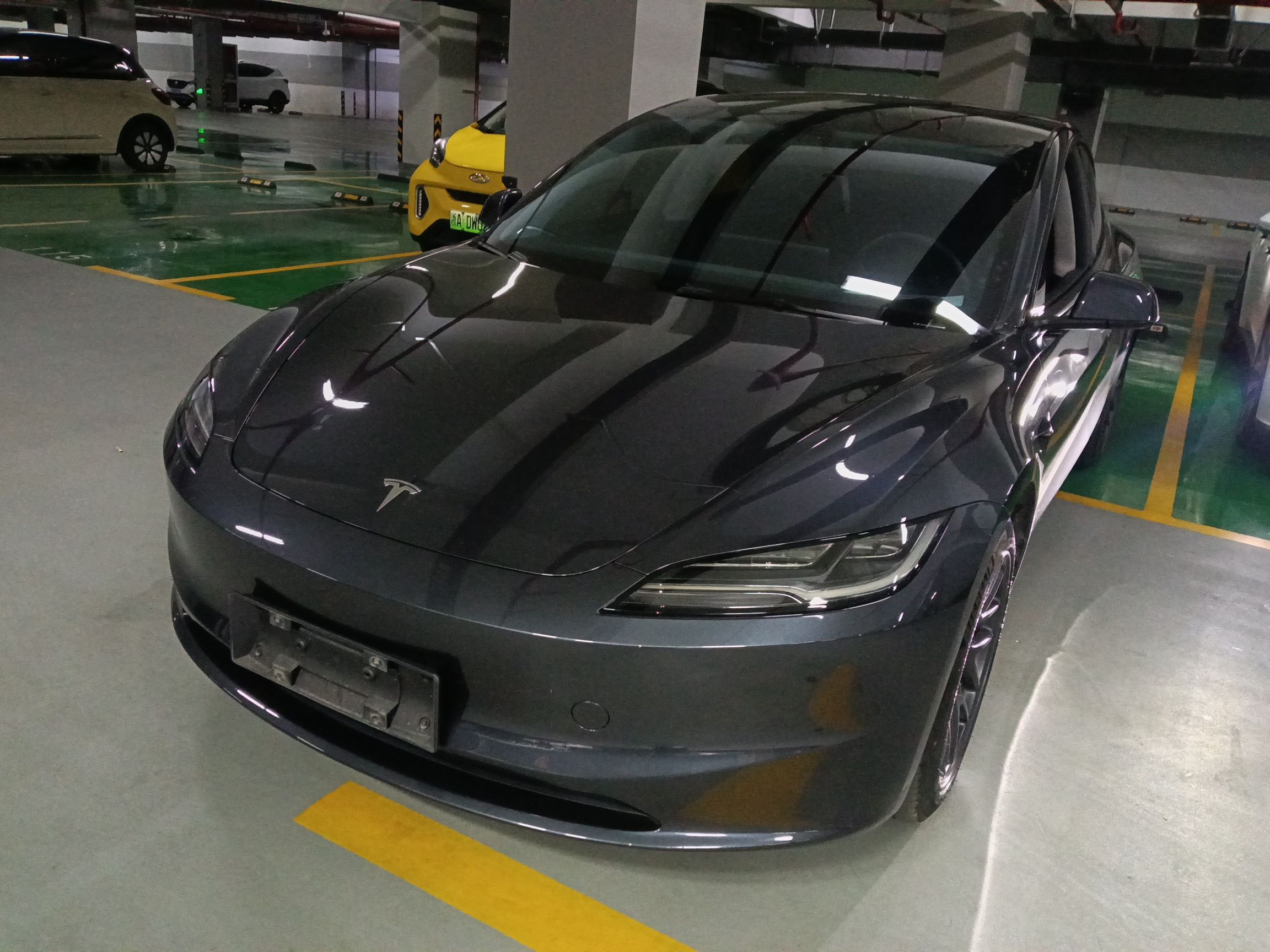 Под передней частью автомобиля