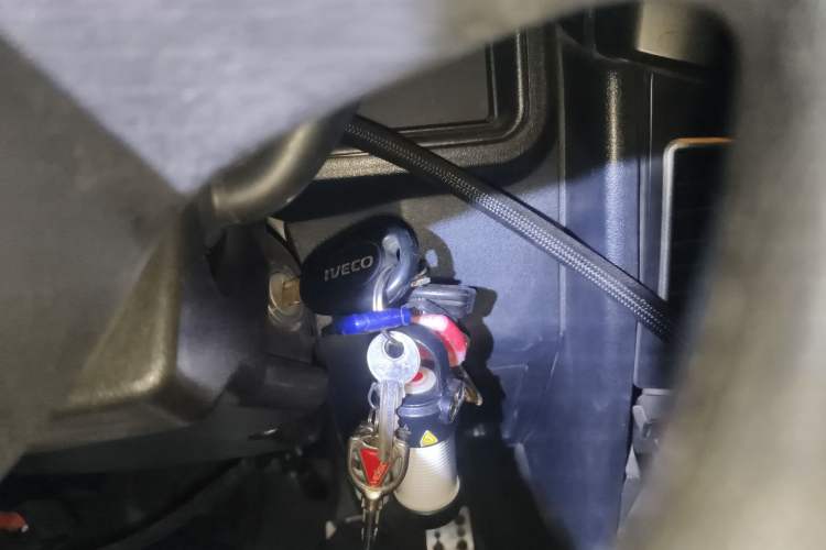 Used Iveco Daily 2020 2.5T A35 Passenger Van with Dual Tires Low Roof 5-9 Seats China V Emission Standard
