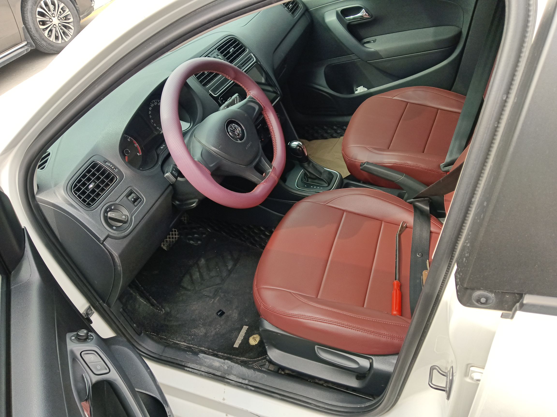 المقاعد الأمامية داخل السيارة