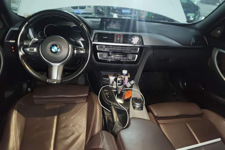 Used BMW 3 Series 2019 320i M Sport Night Edition Center Console