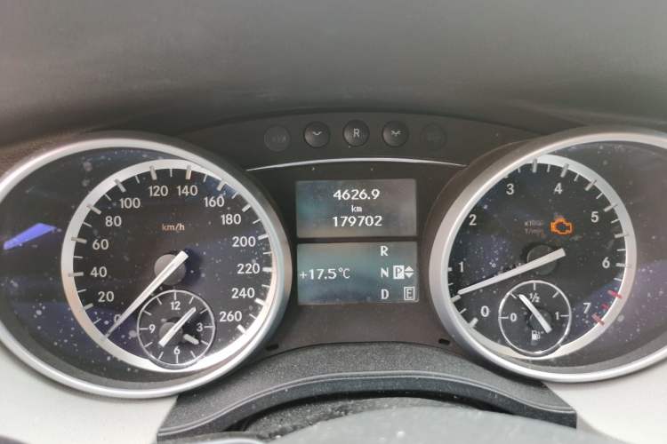 Used Mercedes-Benz R-Class 2011 R 300 L Business Model Odometer Close Up
