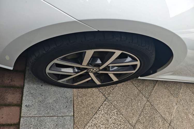 Used Volkswagen Golf 2020 Zhiai Edition 280TSI DSG Comfort Model Left Front Wheel Hub