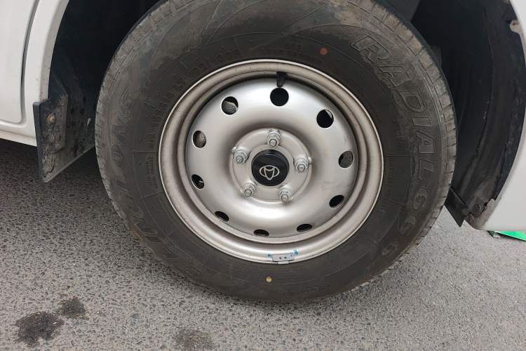 Used CHANGAN KAICHENG Ruixing EM60 2025 Passenger Version Comfort Edition 6 Seats 300 km Range Side-Hinged Doors Right Front Wheel Hub