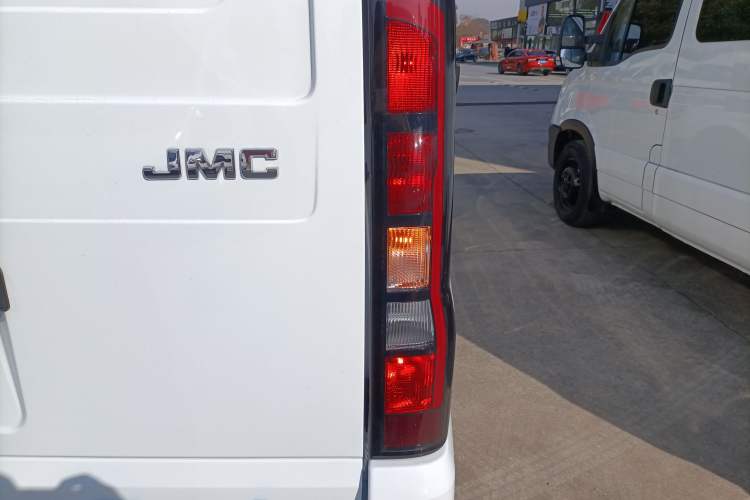 Used JMC Fushun 2023 2.0T Manual Short-Wheelbase Low-Roof Commercial Van 2/3 Seats with Lift-Up Tailgate
