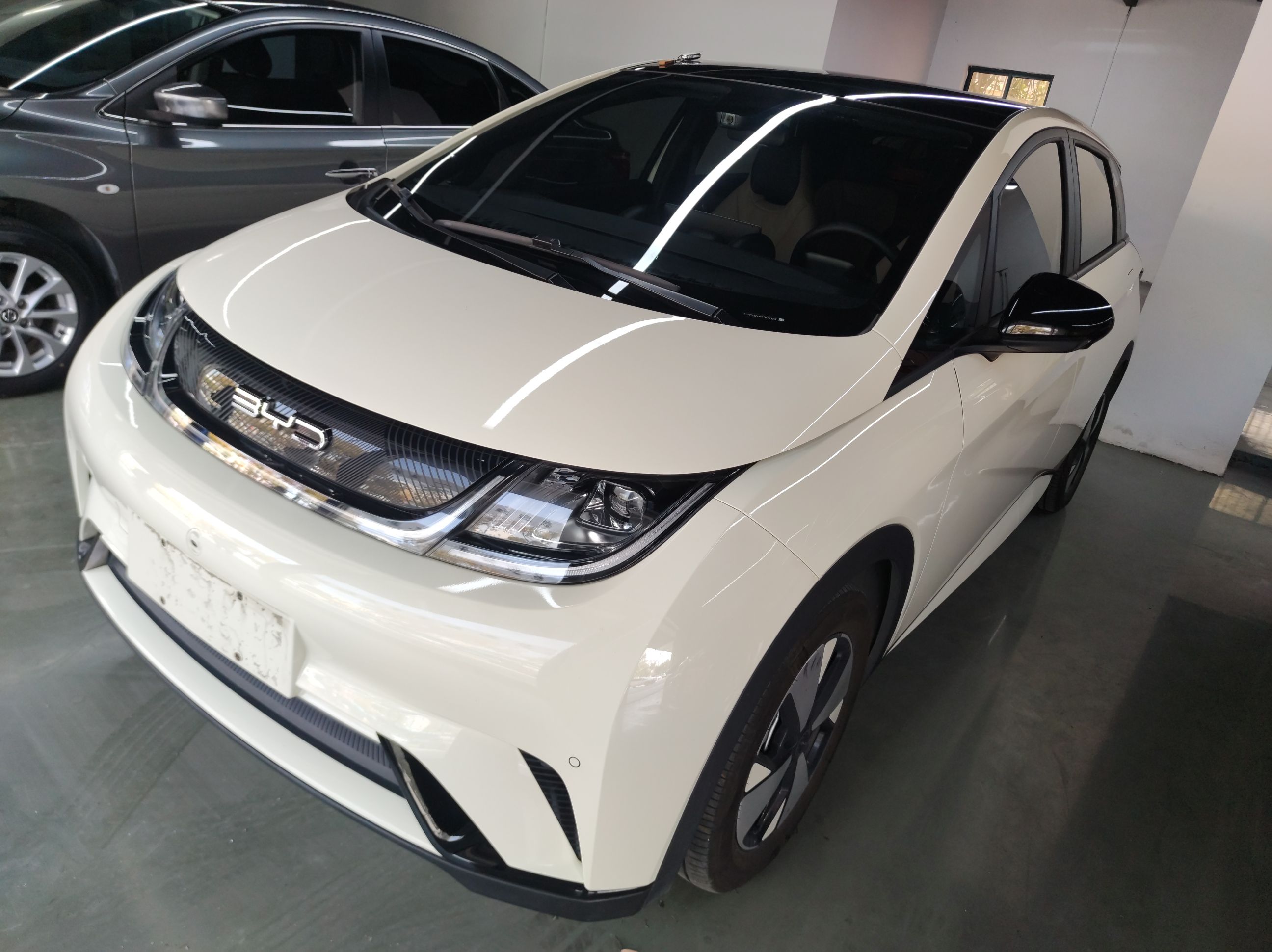 Под передней частью автомобиля