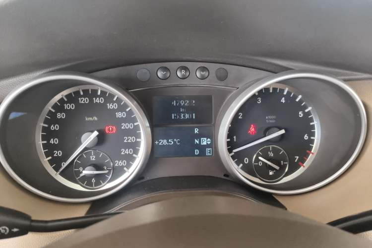 Used Mercedes-Benz R-Class 2011 R 300 L Business Model Odometer Close Up